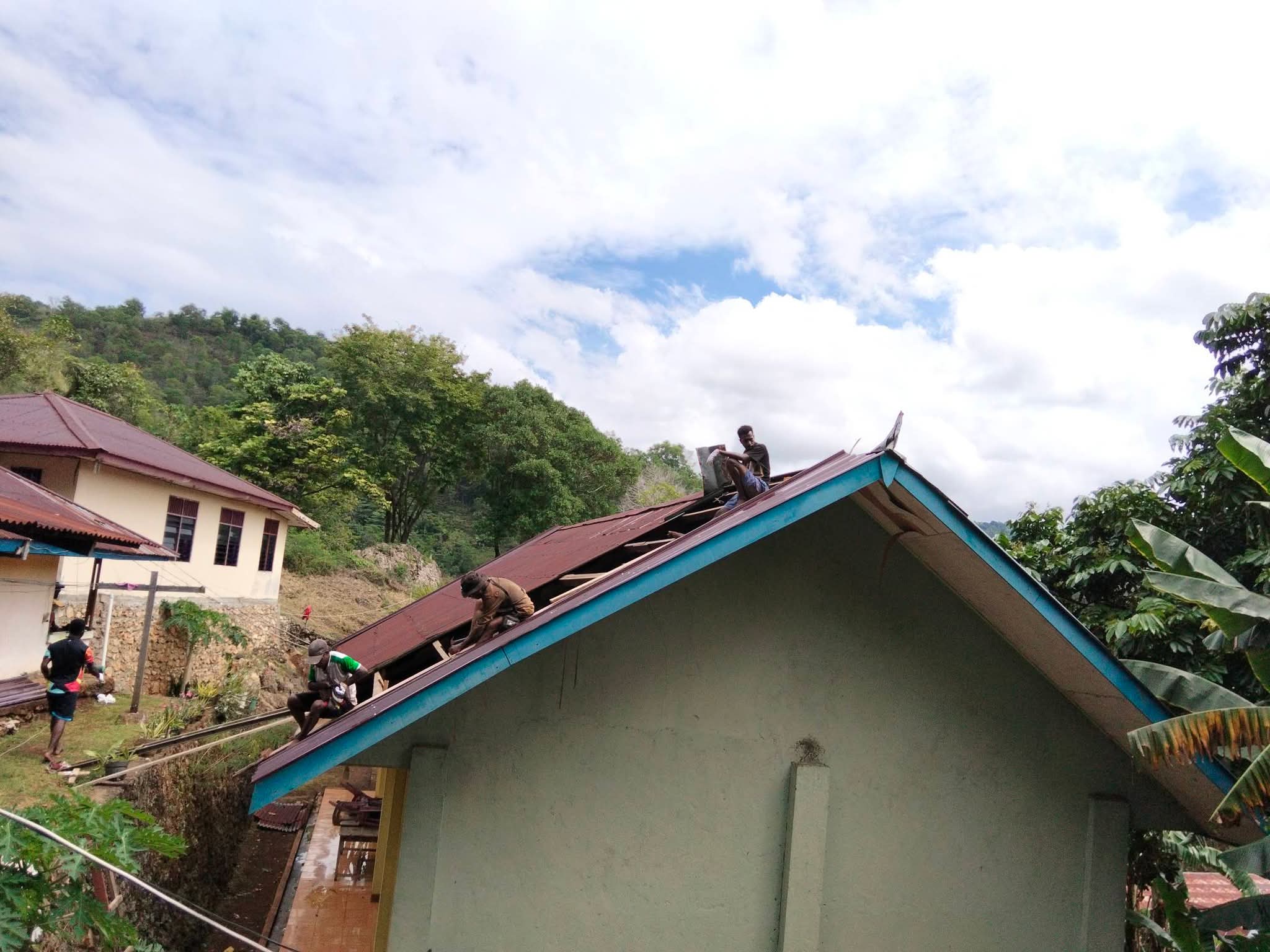 Pdt. Yonatan Lewi Ruamba Pimpin Gotong Royong Jemaat dalam Renovasi atap GKPMI Lahai Roi Kotaraja Jayapura